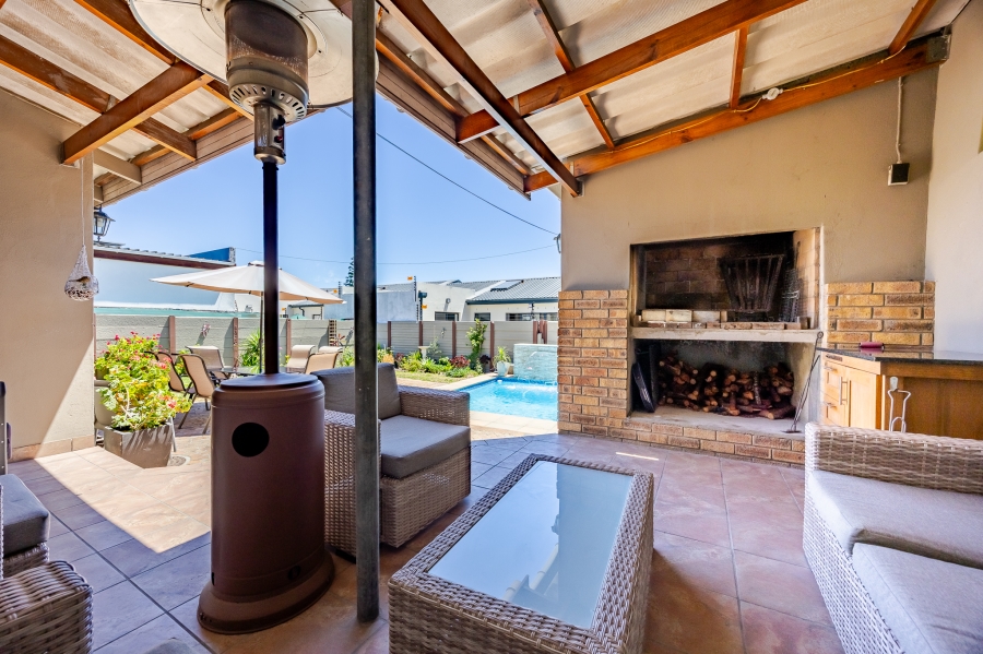 5 Bedroom Property for Sale in Bothasig Western Cape